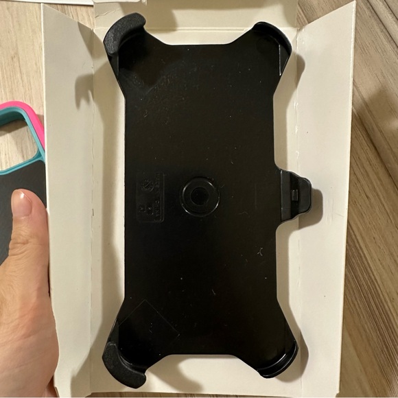 iPhone 12, 12 pro - Otterbox defender phone case - Picture 7 of 8